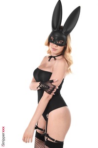 Paola Hard Glamour And Erotic Babe Like Black Rabbit