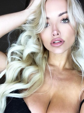 Hot Babe Lindsey Pelas Nude And Topless