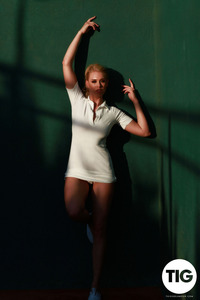 Busty Kristy Leonie Strips Pn Tennis Court