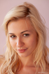 Tracy Lindsay Charming Beauty Relaxes Gracefully At The Table