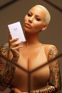 Nude And Sexy Amber Rose
