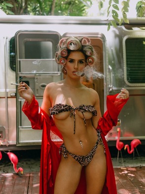 Kayci Darko Dressed In Curlers And Lingerie Before Get Naked