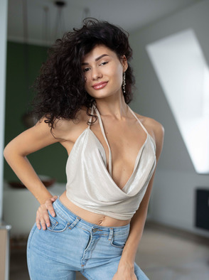 Layla Balan International Model Posing Nude At Sunny Apartment