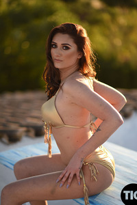 Bonnie Lee Posing Naked At Sunset