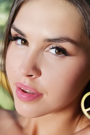 Gorgeous Victory Spreads Pussy In The Hammock