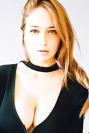 Fantastic Model Elsie Hewitt Posing BRALESS!