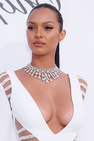 Lais Ribeiro’s Cleavage in a Sexy Dress!