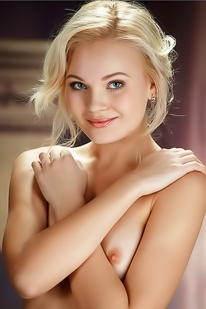 Nude posing in Marilyn Monroe style