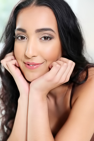 Amanda Estela Pretty Amanda Estela brings the heat when she cums