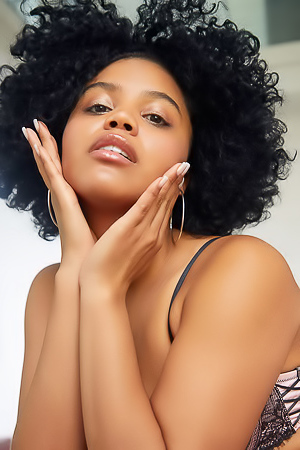 Selva Lapiedra Adorable Black Babe Undresses Playfully