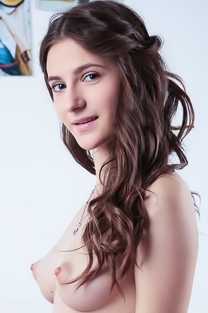 Yanetta Young Nude Model Loves To Pose Nude