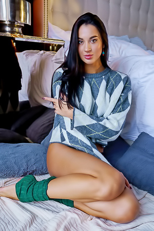 Victoria Mur Moving To Her Knees For An Irresistible Rear View