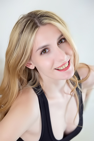 Lillie Pie Statuesque Blonde Flaunts Her Hourglass Figure With Sizzling Self-assurance