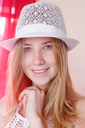 Delizi In Thigh-high Socks And Matching Sunhat