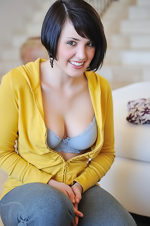 Amateur Zeba Pushing Veggies Inside Her Pussy