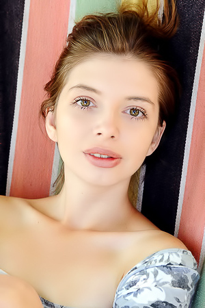 Simona Enjoying To Show Her Naked Body