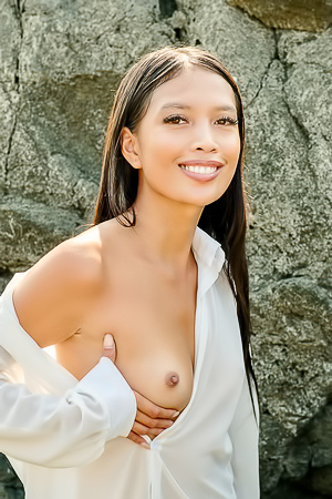 Shasha Captivating Filipina Beauty Is Soon Naked In The Sunshine