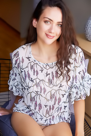 Stunning Brunette Vixi Rafi