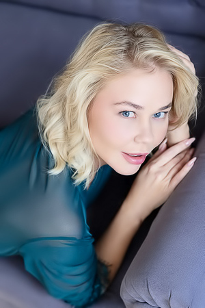 Sarika A Curvaceous Blonde Is Soon Perfectly Naked