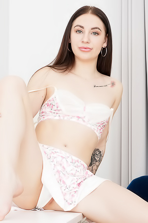 Emma Evans Get Her Bald Pussy Filled And Fucked Until She's Creaming Around You