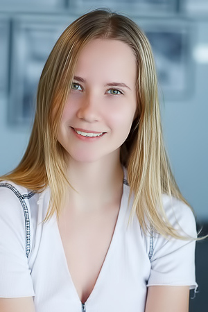 Delizi Adorable Blonde Bombshell With Curves That Captivate And A Playful Spirit