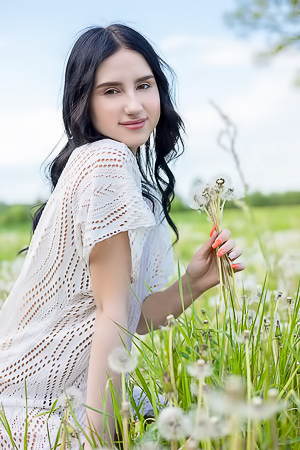 Sasha Jane Unveils Her Curves To Morning Sun Amid Wildflowers