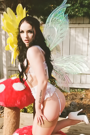 Toby Taylor Bares All In The Garden, Tattoos Glistening As She Strikes A Pose