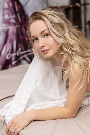 Sophie Gem Flirts With Passion On Bedroom Cotton Sheets