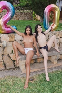 Wikki Kee And Liloo Two Hot Babes Masturbates With Dildos